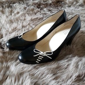 Guess Vintage Style Bow Pumps